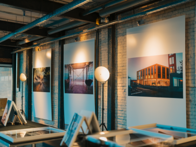 Wo finde ich tageslichtfreundliche ausstellungsräume für eine pop-up-fotoausstellung ohne feste kuratorin?
