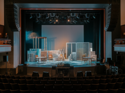 Wie gewinnst du lokale spielstätten für ein experimentelles theaterschaufenster: pitch, technische rider und follow‑ups?