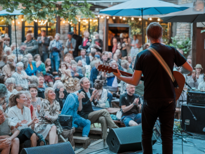 Wie baue ich mit einem pop‑up‑konzert im biergarten ein lokales publikum auf: ticketing, akustik, nachbarschaftsrecht?