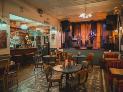 Welche cafés verwandeln sich abends in intime song-sessions und wie reserviere ich einen platz?