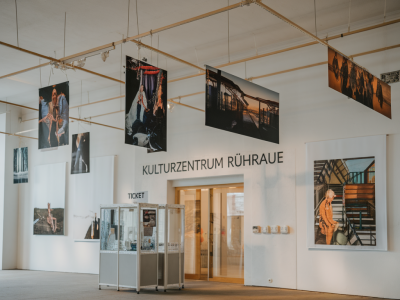 Wie kuratiere ich eine pop-up-fotoausstellung bei kulturzentrum ruhraue: kontakte, hanging-systeme und ticketstrategien?